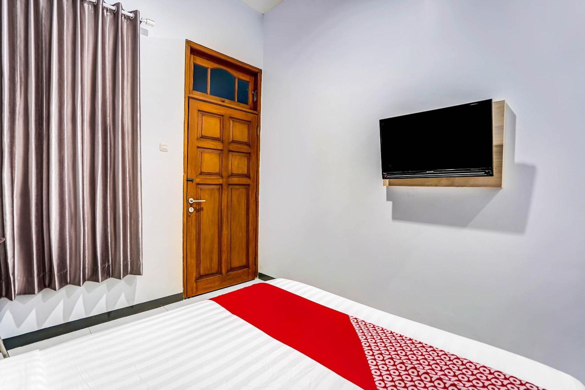 Oyo 90891 Parang Kusumo Residence Krembangan Exterior photo