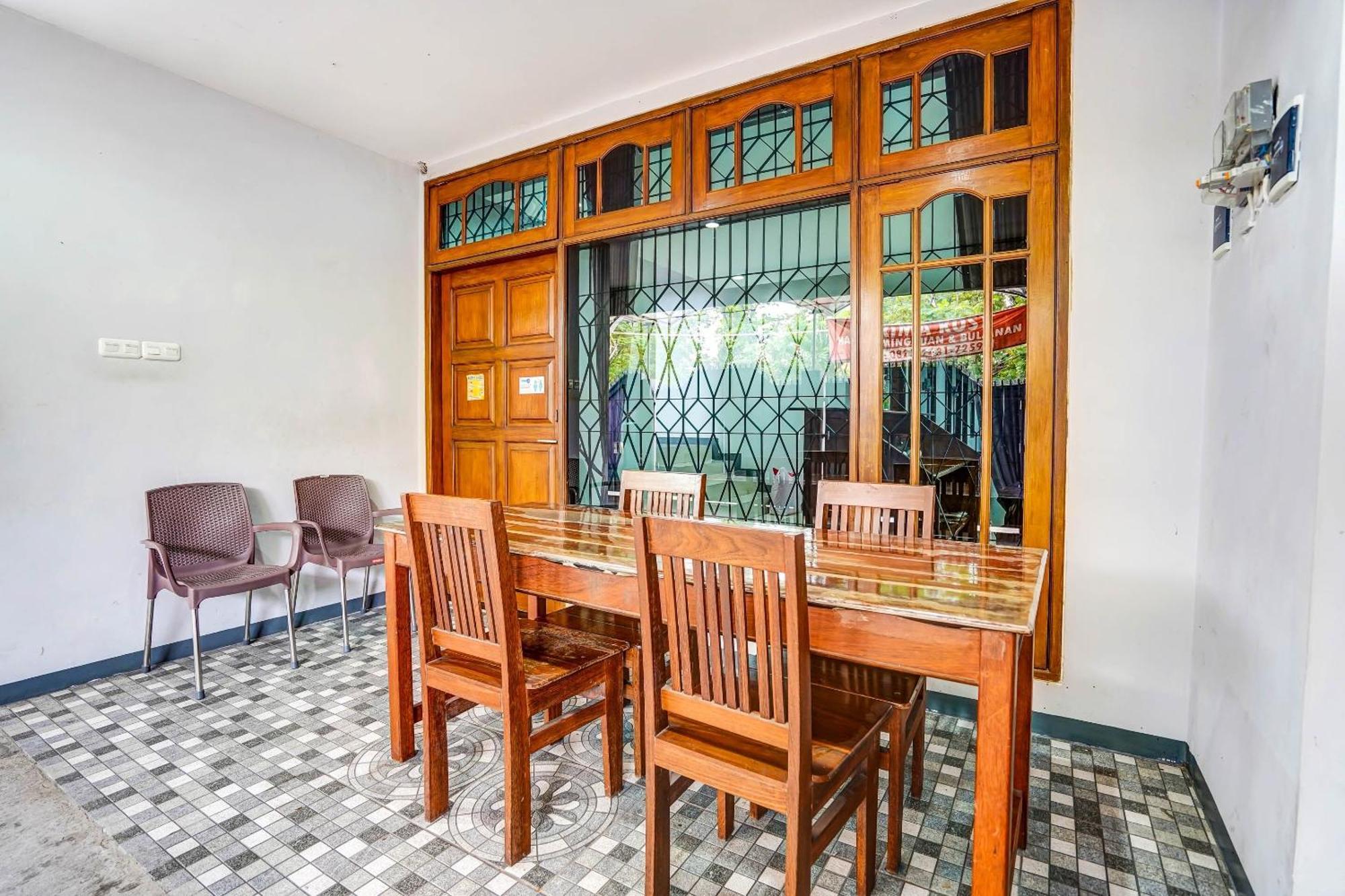 Oyo 90891 Parang Kusumo Residence Krembangan Exterior photo