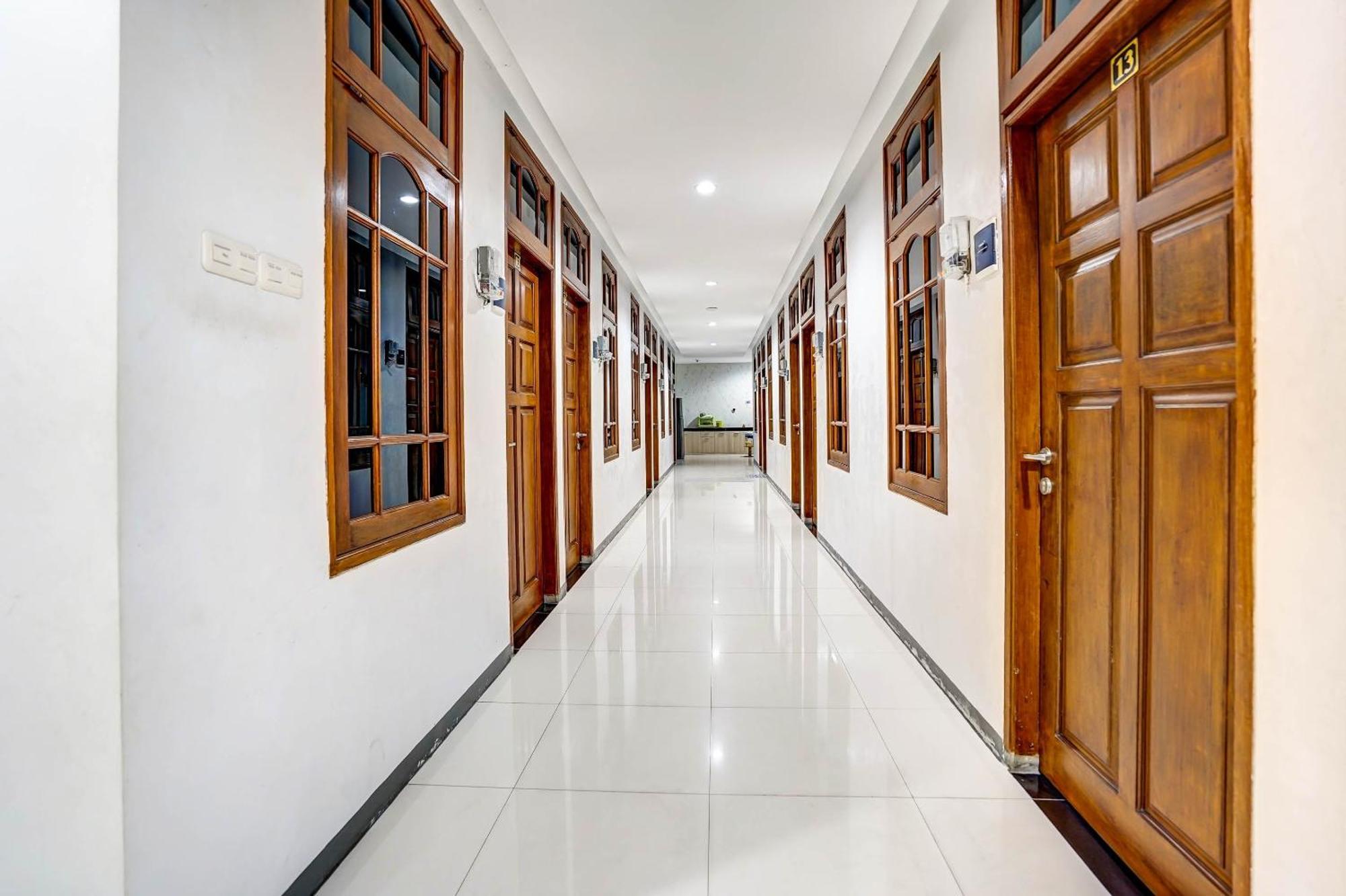 Oyo 90891 Parang Kusumo Residence Krembangan Exterior photo