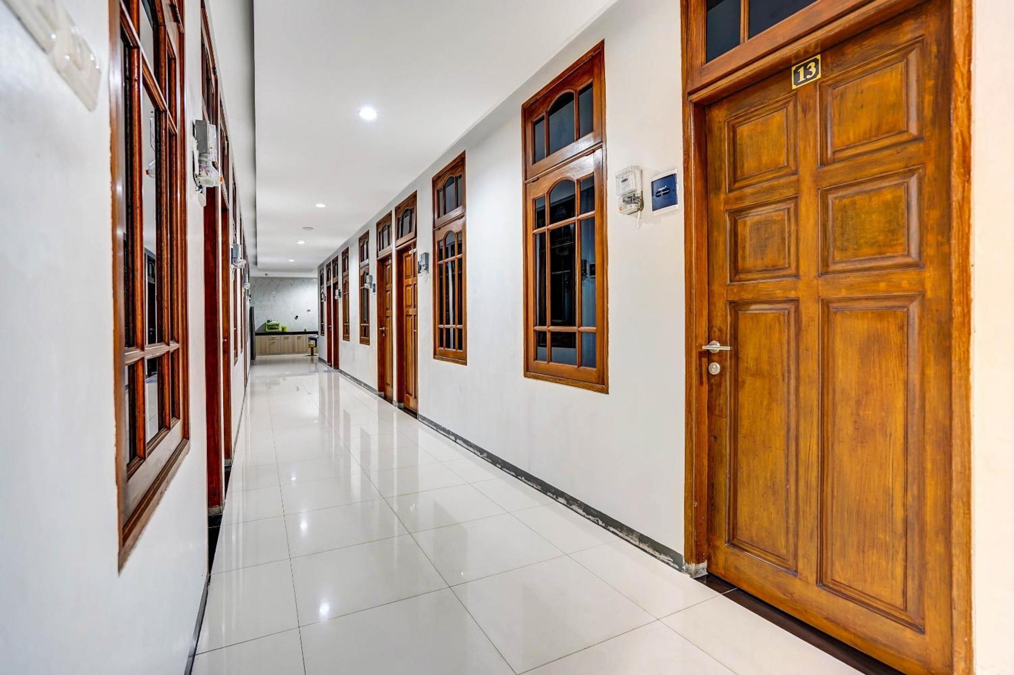 Oyo 90891 Parang Kusumo Residence Krembangan Exterior photo