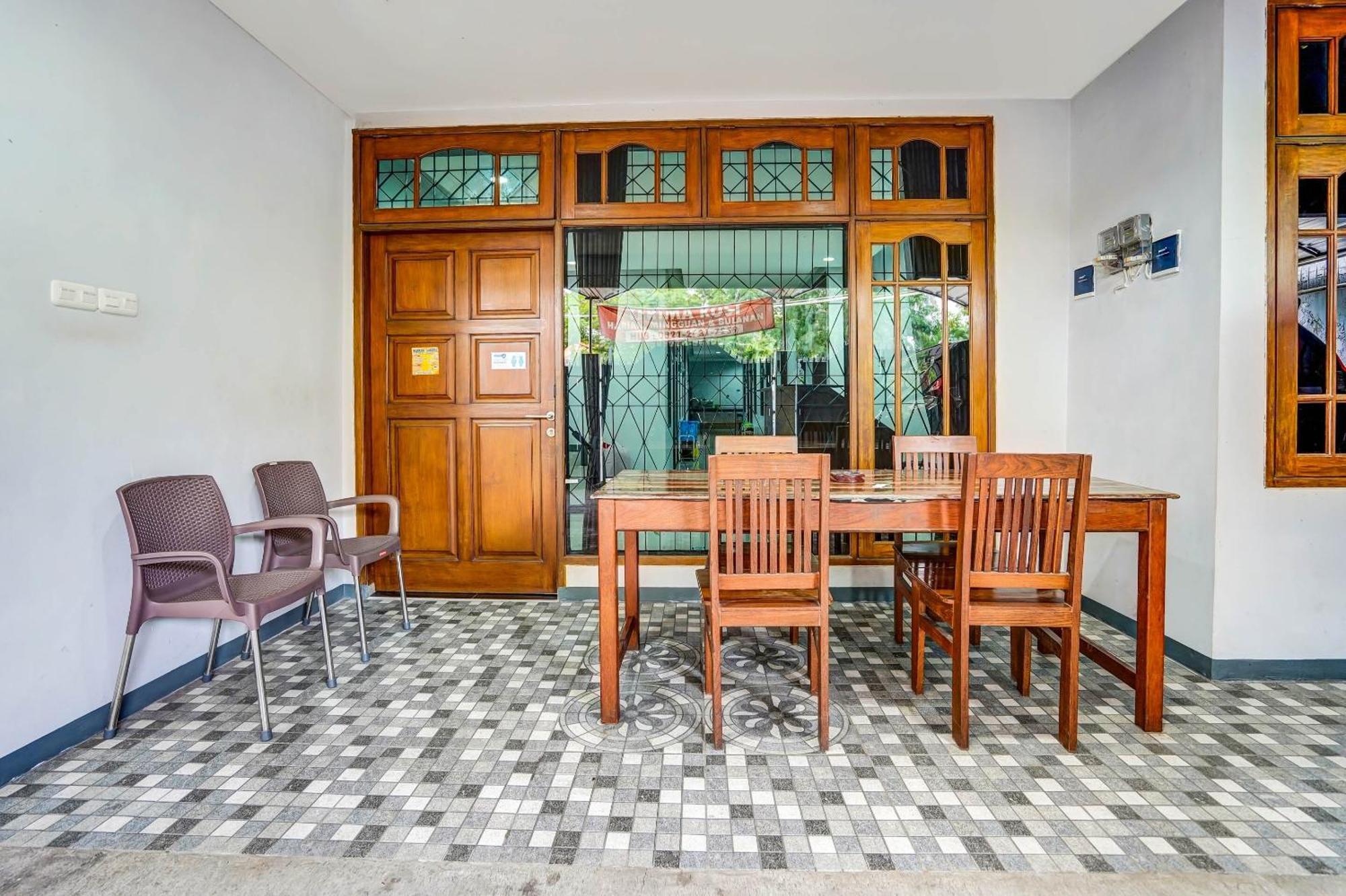 Oyo 90891 Parang Kusumo Residence Krembangan Exterior photo