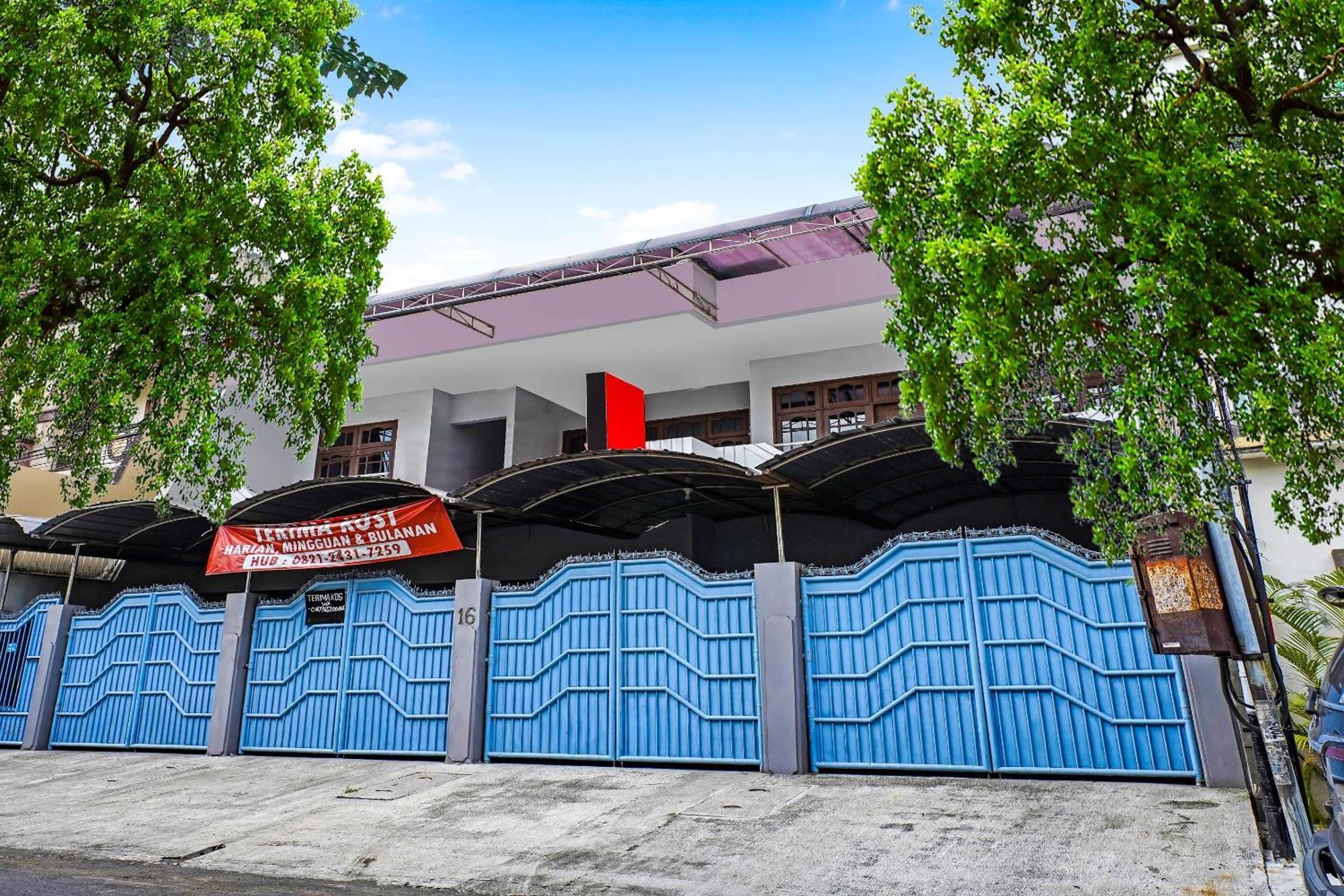 Oyo 90891 Parang Kusumo Residence Krembangan Exterior photo
